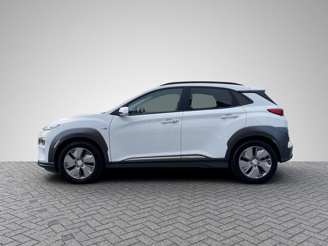 Hyundai Kona EV Premium 64 kWh Sky | Head-Up Display | Stuur- + Stoelverwarming | Leder | Schuif-/Kanteldak | Navigatie | Camera | Adapt. Cruise Control | Rijklaarprijs!