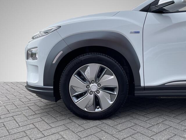 Hyundai Kona EV Premium 64 kWh Sky | Head-Up Display | Stuur- + Stoelverwarming | Leder | Schuif-/Kanteldak | Navigatie | Camera | Adapt. Cruise Control | Rijklaarprijs!