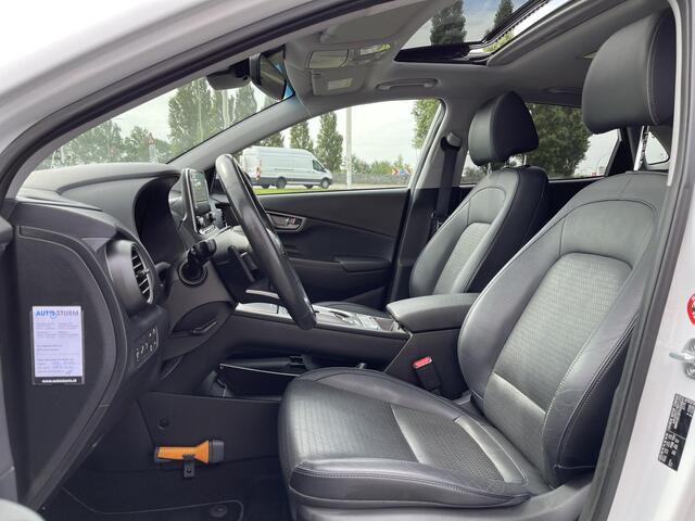 Hyundai Kona EV Premium 64 kWh Sky | Head-Up Display | Stuur- + Stoelverwarming | Leder | Schuif-/Kanteldak | Navigatie | Camera | Adapt. Cruise Control | Rijklaarprijs!