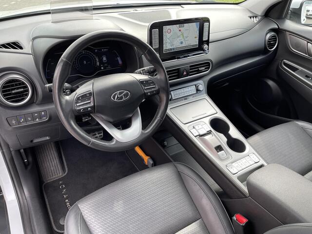 Hyundai Kona EV Premium 64 kWh Sky | Head-Up Display | Stuur- + Stoelverwarming | Leder | Schuif-/Kanteldak | Navigatie | Camera | Adapt. Cruise Control | Rijklaarprijs!