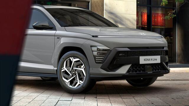 Hyundai Kona 1.6 GDI HEV N Line | OPEN/SKY DAK | 360 GRADEN CAMERA | INCL ¤1500,- SMART BONUS | ADAPTIVE CRUISE CONTROL | 18" N-LINE VELGEN | STOELVENTILATIE | STOEL/STUURVERWARMING |