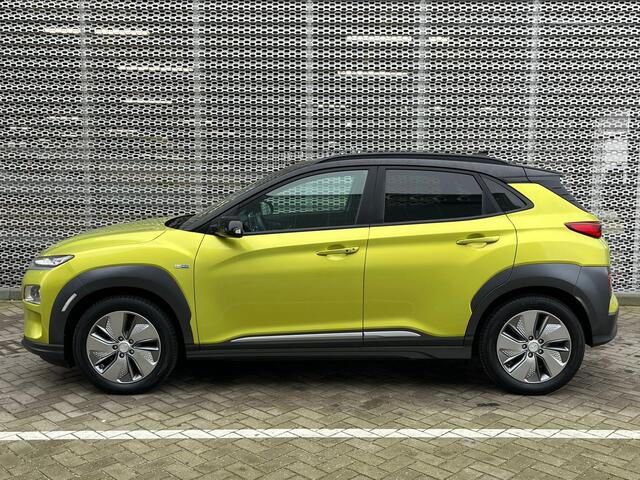 Hyundai Kona EV Premium 64 kWh / Achteruitrijcamera / Digitale Cockpit / Stuur + Stoelverwarming / LED / Dodehoek Sensor