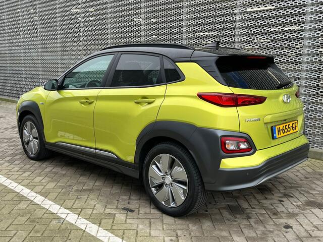 Hyundai Kona EV Premium 64 kWh / Achteruitrijcamera / Digitale Cockpit / Stuur + Stoelverwarming / LED / Dodehoek Sensor