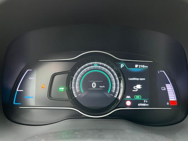 Hyundai Kona EV Premium 64 kWh / Achteruitrijcamera / Digitale Cockpit / Stuur + Stoelverwarming / LED / Dodehoek Sensor