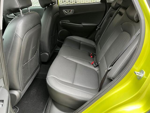 Hyundai Kona EV Premium 64 kWh / Achteruitrijcamera / Digitale Cockpit / Stuur + Stoelverwarming / LED / Dodehoek Sensor
