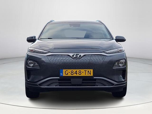 Hyundai Kona EV Premium 64 kWh | Achteruitrijcamera | Parkeersensoren | Stoelverwarming/verkoeling | Head-up display | Navigatie | Apple carplay |