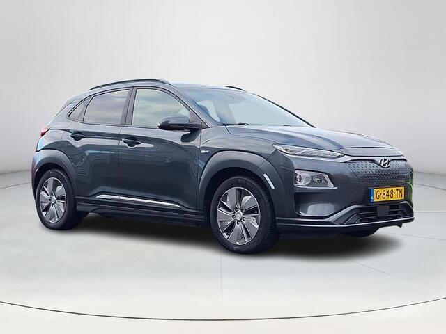 Hyundai Kona EV Premium 64 kWh | Achteruitrijcamera | Parkeersensoren | Stoelverwarming/verkoeling | Head-up display | Navigatie | Apple carplay |