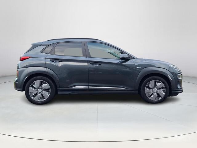 Hyundai Kona EV Premium 64 kWh | Achteruitrijcamera | Parkeersensoren | Stoelverwarming/verkoeling | Head-up display | Navigatie | Apple carplay |