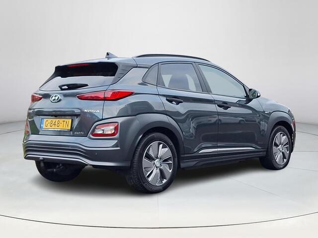 Hyundai Kona EV Premium 64 kWh | Achteruitrijcamera | Parkeersensoren | Stoelverwarming/verkoeling | Head-up display | Navigatie | Apple carplay |