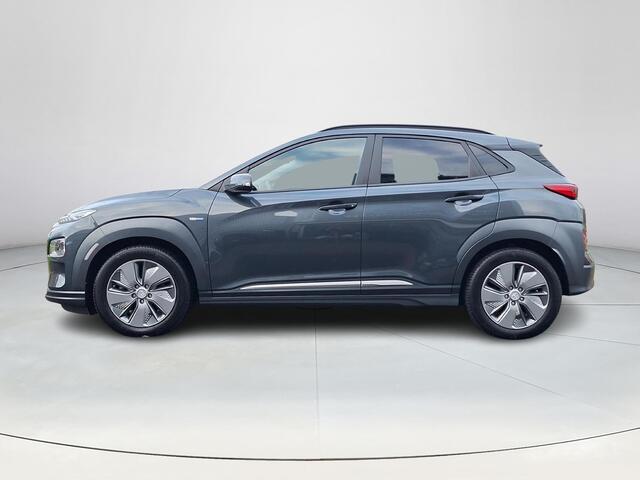 Hyundai Kona EV Premium 64 kWh | Achteruitrijcamera | Parkeersensoren | Stoelverwarming/verkoeling | Head-up display | Navigatie | Apple carplay |