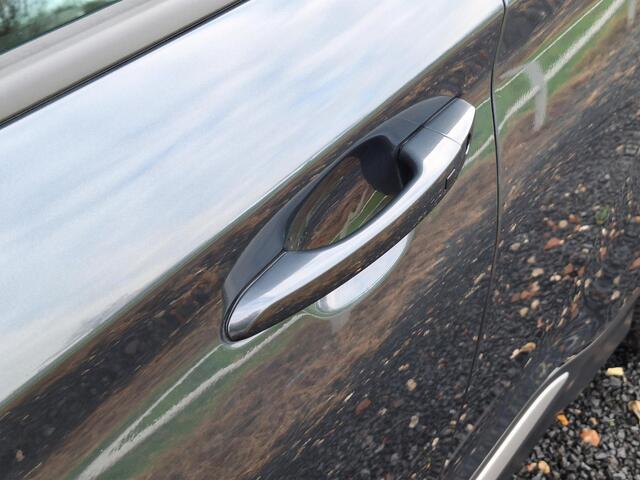 Hyundai Kona EV Premium 64 kWh | Achteruitrijcamera | Parkeersensoren | Stoelverwarming/verkoeling | Head-up display | Navigatie | Apple carplay |