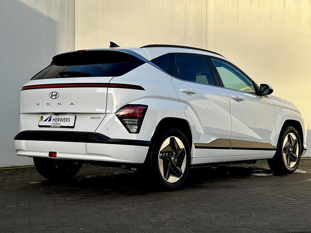 Hyundai Kona Electric Comfort 65.4 kWh Automaat / Accu SoH 100% / Weinig km / CSS snelladen / Drie fase / Stuur- en stoelverwarming / Navi / Apple Carplay Android /