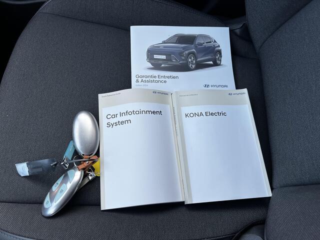 Hyundai Kona Electric Comfort 65.4 kWh Automaat / Accu SoH 100% / Weinig km / CSS snelladen / Drie fase / Stuur- en stoelverwarming / Navi / Apple Carplay Android /
