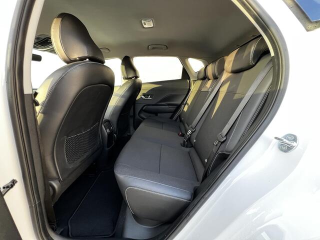 Hyundai Kona Electric Comfort 65.4 kWh Automaat / Accu SoH 100% / Weinig km / CSS snelladen / Drie fase / Stuur- en stoelverwarming / Navi / Apple Carplay Android /