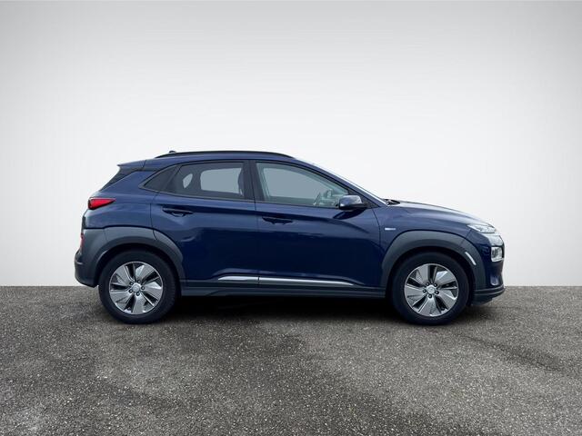 Hyundai Kona EV Fashion 64 kWh Design Pack | Head-Up Display | Stoelverwarming | 1/2 Leder | Adapt. Cruise Control | Dodehoek Detectie | Rijklaarprijs!
