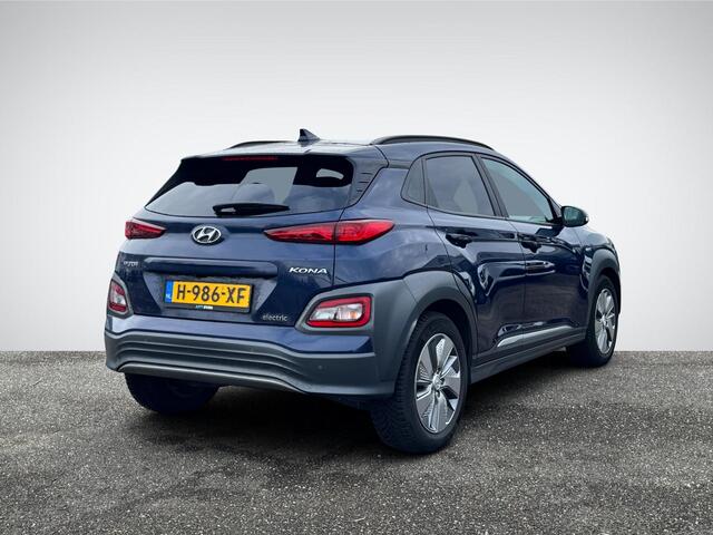 Hyundai Kona EV Fashion 64 kWh Design Pack | Head-Up Display | Stoelverwarming | 1/2 Leder | Adapt. Cruise Control | Dodehoek Detectie | Rijklaarprijs!