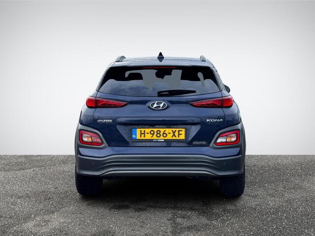 Hyundai Kona EV Fashion 64 kWh Design Pack | Head-Up Display | Stoelverwarming | 1/2 Leder | Adapt. Cruise Control | Dodehoek Detectie | Rijklaarprijs!