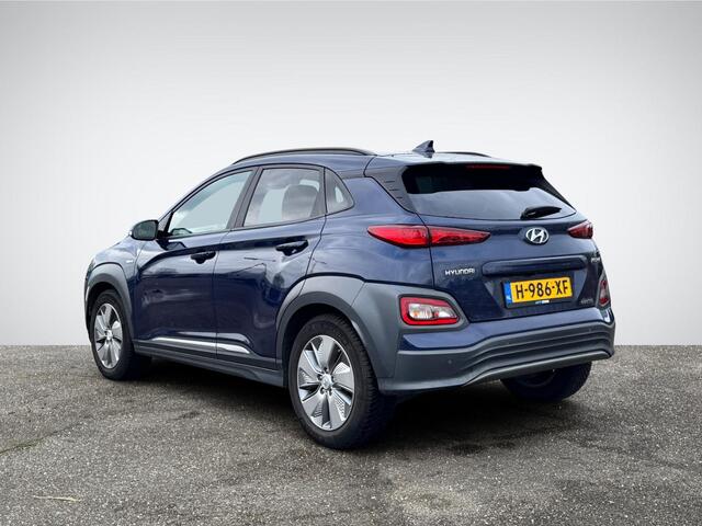Hyundai Kona EV Fashion 64 kWh Design Pack | Head-Up Display | Stoelverwarming | 1/2 Leder | Adapt. Cruise Control | Dodehoek Detectie | Rijklaarprijs!