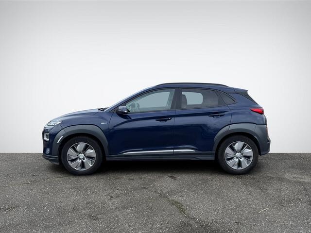 Hyundai Kona EV Fashion 64 kWh Design Pack | Head-Up Display | Stoelverwarming | 1/2 Leder | Adapt. Cruise Control | Dodehoek Detectie | Rijklaarprijs!
