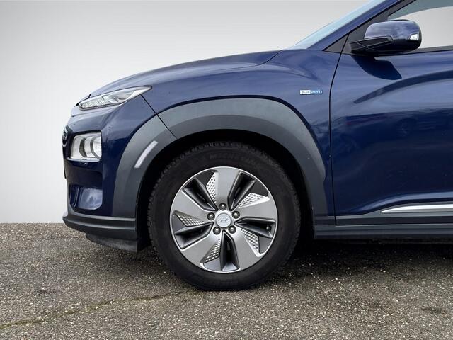 Hyundai Kona EV Fashion 64 kWh Design Pack | Head-Up Display | Stoelverwarming | 1/2 Leder | Adapt. Cruise Control | Dodehoek Detectie | Rijklaarprijs!