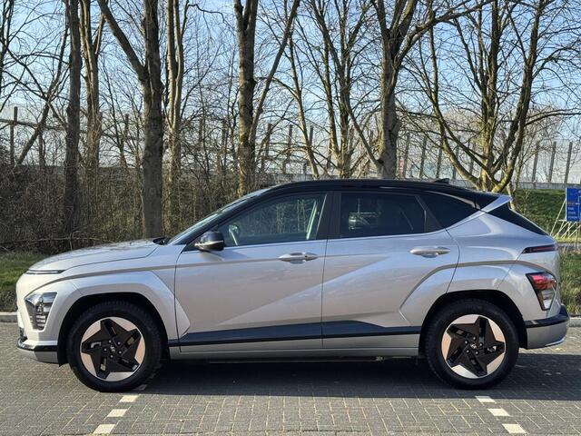 Hyundai Kona Electric Comfort Smart 65.4 kWh | Contrasterende dakkleur | Achterklep, automatisch | Head-up Display | Stoelen verwarmbaar |