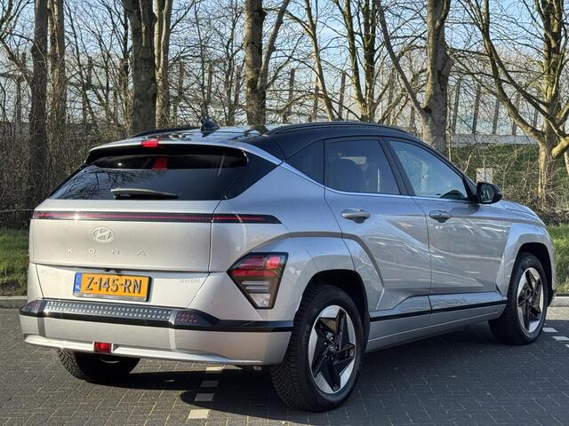 Hyundai Kona Electric Comfort Smart 65.4 kWh | Contrasterende dakkleur | Achterklep, automatisch | Head-up Display | Stoelen verwarmbaar |