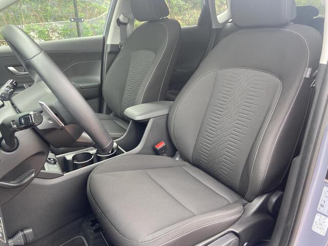 Hyundai Kona Electric Comfort Smart 65.4 kWh | Contrasterende dakkleur | Achterklep, automatisch | Head-up Display | Stoelen verwarmbaar |