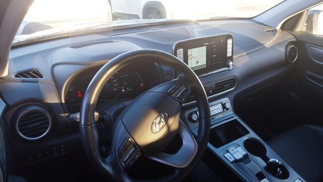 Hyundai Kona EV Premium Two-Tone 64 kWh | Accuconditie: 92% | Navigatie | Leder |