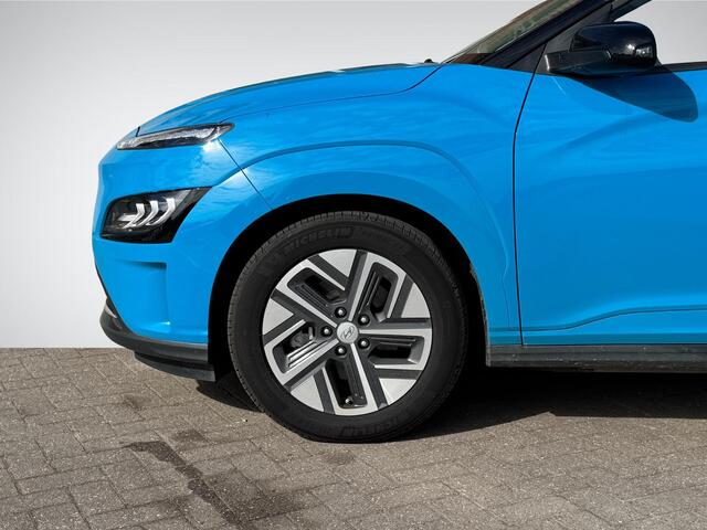 Hyundai Kona EV Premium 64 kWh Two-Tone Lakkleur | Head-Up Display | Adapt. Cruise Control | Stuur- + Stoelverwarming | Leder | Rijklaarprijs!