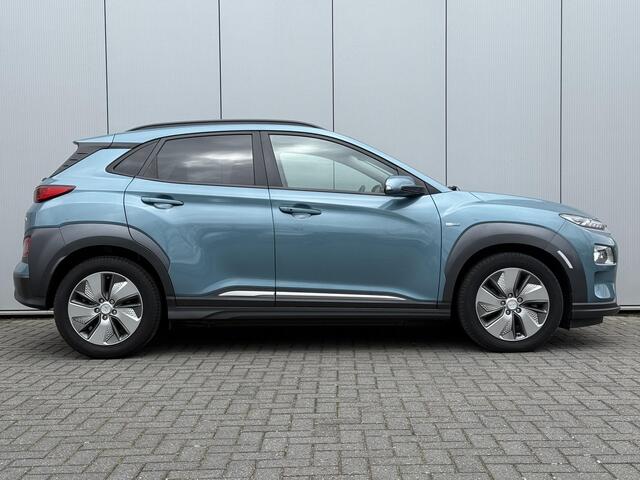 Hyundai Kona EV Premium 64 kWh / Leder / Navigatie / Adaptive Cruise Control / Climate Control / Stoelverkoeling / Stoel- & Stuurverwarming / 1e Eigenaar / NL Auto / Dealeronderhouden /