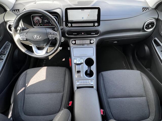 Hyundai Kona EV Fashion 64 kWh Automaat / Dealer onderhouden / Facelift / SoH accu 100 % / Warmtepomp / HUD / Navi / Apple Carplay Android /