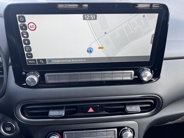 Hyundai Kona EV Fashion 64 kWh Automaat / Dealer onderhouden / Facelift / SoH accu 100 % / Warmtepomp / HUD / Navi / Apple Carplay Android /