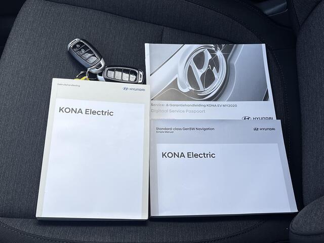 Hyundai Kona EV Fashion 64 kWh Automaat / Dealer onderhouden / Facelift / SoH accu 100 % / Warmtepomp / HUD / Navi / Apple Carplay Android /