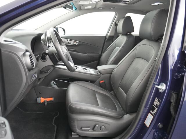 Hyundai Kona EV 64kWh 204pk Premium Leer Elektr.Schuif-K-dak Apple Carplay Android Navi Camera Elektr.Stoelen+Verwarmd+Ventilatie-koeling ! Adaptive Cruise/Stop&Go Zelfsturend MultMedia Led Keyless Dab+ Premium 484km actieradius WLTP !! Heerlijke, sterke FEV , Enorm E