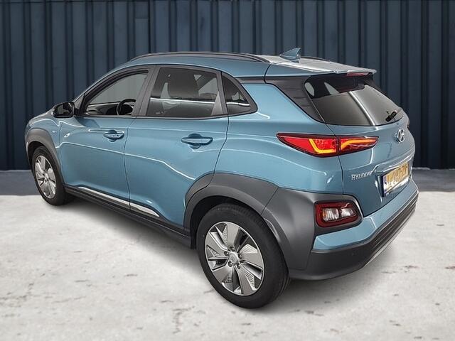 Hyundai Kona EV Fashion 64 kWh (204 PK) 2e-Eig, & Keurig-Onderh. BOVAG-Garantie. NL-Auto. Warmtepomp, Navigatie/Apple-Carplay/Android-Auto, Adaptive-Cruisecontrol, Keynes-Entry/Start, Achteruitrijcamera, Head-Up, Panoramadak, Parkeersensoren, Premium-Audio, DAB, Licht