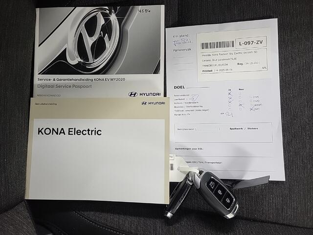 Hyundai Kona EV Fashion 64 kWh (204 PK) 2e-Eig, & Keurig-Onderh. BOVAG-Garantie. NL-Auto. Warmtepomp, Navigatie/Apple-Carplay/Android-Auto, Adaptive-Cruisecontrol, Keynes-Entry/Start, Achteruitrijcamera, Head-Up, Panoramadak, Parkeersensoren, Premium-Audio, DAB, Licht