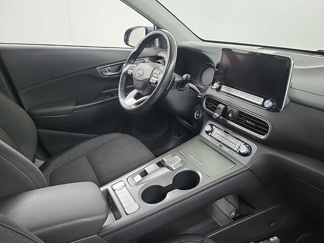 Hyundai Kona EV Fashion 64 kWh (204 PK) 2e-Eig, & Keurig-Onderh. BOVAG-Garantie. NL-Auto. Warmtepomp, Navigatie/Apple-Carplay/Android-Auto, Adaptive-Cruisecontrol, Keynes-Entry/Start, Achteruitrijcamera, Head-Up, Panoramadak, Parkeersensoren, Premium-Audio, DAB, Licht