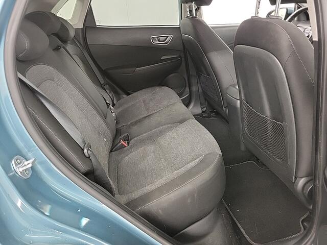 Hyundai Kona EV Fashion 64 kWh (204 PK) 2e-Eig, & Keurig-Onderh. BOVAG-Garantie. NL-Auto. Warmtepomp, Navigatie/Apple-Carplay/Android-Auto, Adaptive-Cruisecontrol, Keynes-Entry/Start, Achteruitrijcamera, Head-Up, Panoramadak, Parkeersensoren, Premium-Audio, DAB, Licht