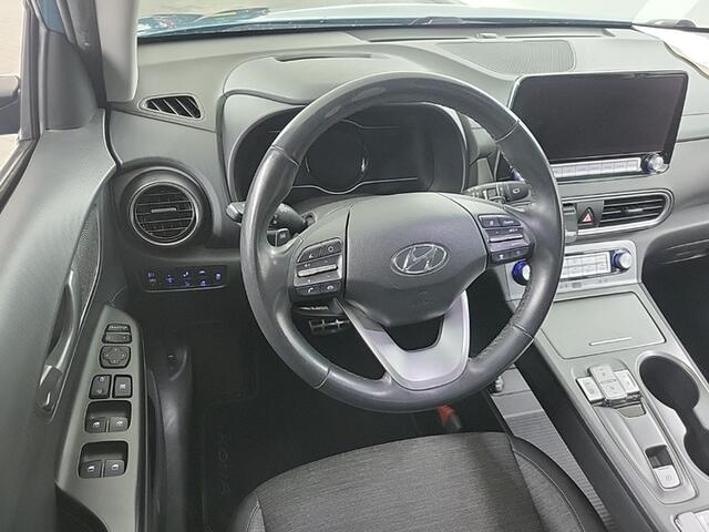 Hyundai Kona EV Fashion 64 kWh (204 PK) 2e-Eig, & Keurig-Onderh. BOVAG-Garantie. NL-Auto. Warmtepomp, Navigatie/Apple-Carplay/Android-Auto, Adaptive-Cruisecontrol, Keynes-Entry/Start, Achteruitrijcamera, Head-Up, Panoramadak, Parkeersensoren, Premium-Audio, DAB, Licht
