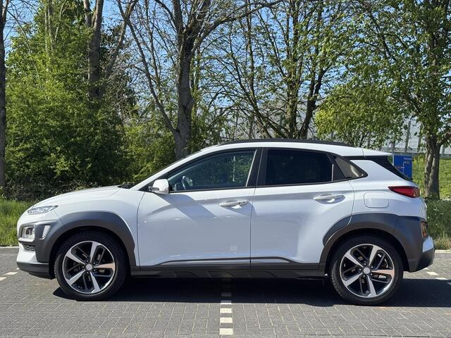 Hyundai Kona 1.0T 120PK Premium | Lederen bekleding | Trekhaak | Camera | Apple carplay & Android auto | Allseason banden | Head-up display | 18'' inch lmv |