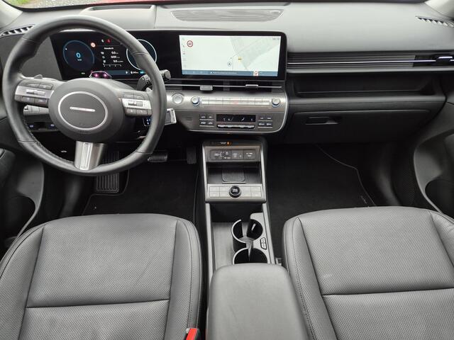 Hyundai Kona Electric Premium TT 65.4 kWh Automaat / Two Tone / Accu SoH 100% / HUD / CCS snelladen / Stuur- en Stoelverwarming / Stoelventilatie voor / Warmtepomp / Rondomzicht camera / Adaptief cruise control / Drie fase laden /