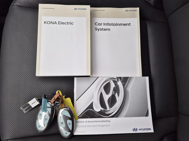 Hyundai Kona Electric Premium TT 65.4 kWh Automaat / Two Tone / Accu SoH 100% / HUD / CCS snelladen / Stuur- en Stoelverwarming / Stoelventilatie voor / Warmtepomp / Rondomzicht camera / Adaptief cruise control / Drie fase laden /