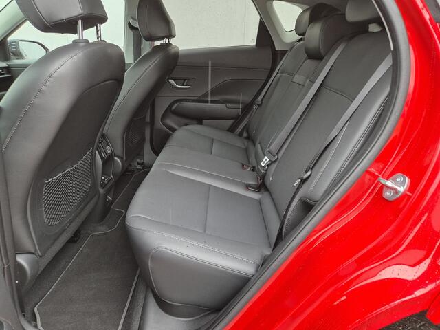 Hyundai Kona Electric Premium TT 65.4 kWh Automaat / Two Tone / Accu SoH 100% / HUD / CCS snelladen / Stuur- en Stoelverwarming / Stoelventilatie voor / Warmtepomp / Rondomzicht camera / Adaptief cruise control / Drie fase laden /