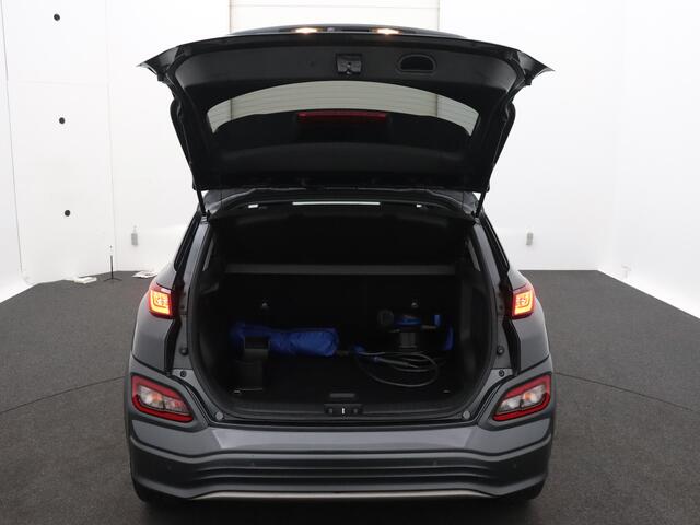 Hyundai Kona EV Premium 64 kWh 100% EV. / Schuifdak / Navigatie / Pdc+Camera / Xenon / Leder / stoelverwarming / Cruise-ctr. / Carplay / Apk sep-2025