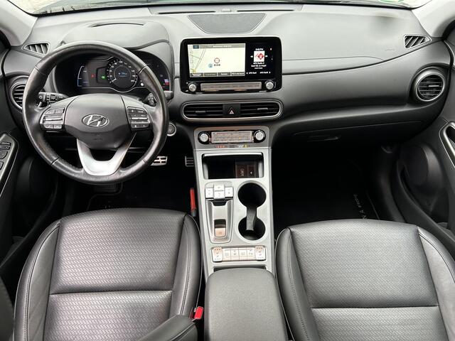 Hyundai Kona EV Premium 64 kWh / Stoel/Stuurverwarming / Stoelventilatie / 3 fase laden / Keyless / Head Up display / Elektrische stoelverstelling / Lederen bekleding /