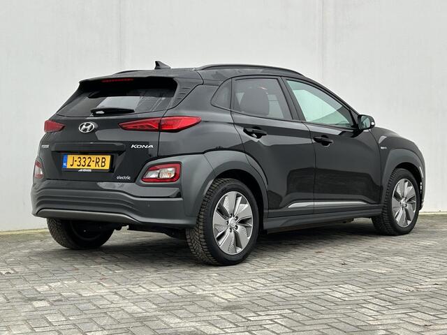 Hyundai Kona EV Premium 64 kWh / Stoel/Stuurverwarming / Stoelventilatie / 3 fase laden / Keyless / Head Up display / Elektrische stoelverstelling / Lederen bekleding /