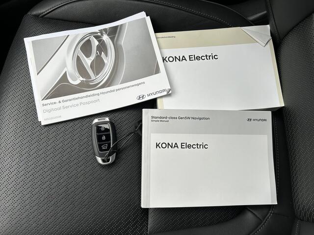 Hyundai Kona EV Premium 64 kWh / Stoel/Stuurverwarming / Stoelventilatie / 3 fase laden / Keyless / Head Up display / Elektrische stoelverstelling / Lederen bekleding /