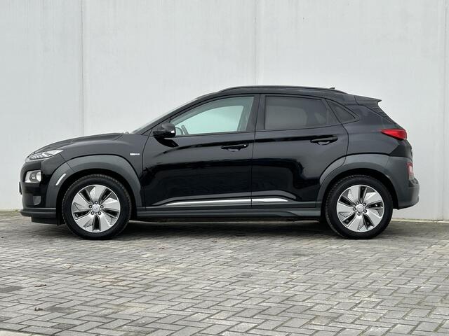 Hyundai Kona EV Premium 64 kWh / Stoel/Stuurverwarming / Stoelventilatie / 3 fase laden / Keyless / Head Up display / Elektrische stoelverstelling / Lederen bekleding /
