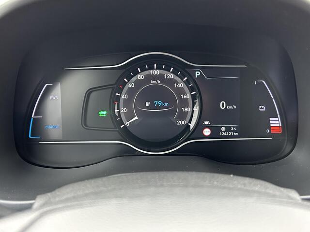 Hyundai Kona EV Premium 64 kWh / Stoel/Stuurverwarming / Stoelventilatie / 3 fase laden / Keyless / Head Up display / Elektrische stoelverstelling / Lederen bekleding /