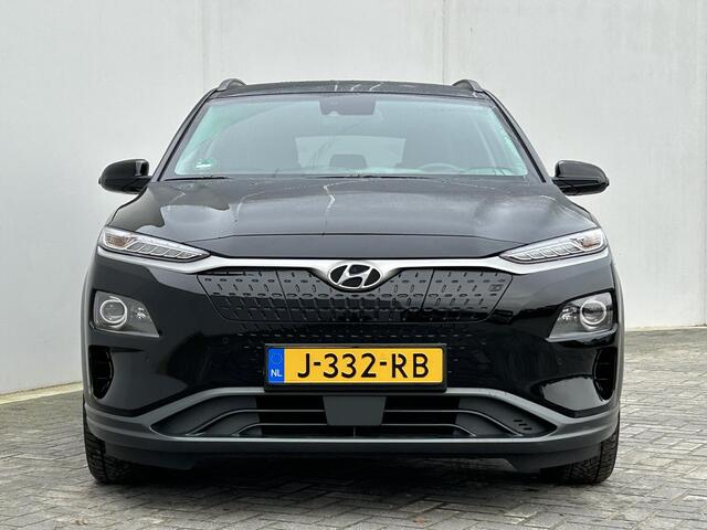 Hyundai Kona EV Premium 64 kWh / Stoel/Stuurverwarming / Stoelventilatie / 3 fase laden / Keyless / Head Up display / Elektrische stoelverstelling / Lederen bekleding /